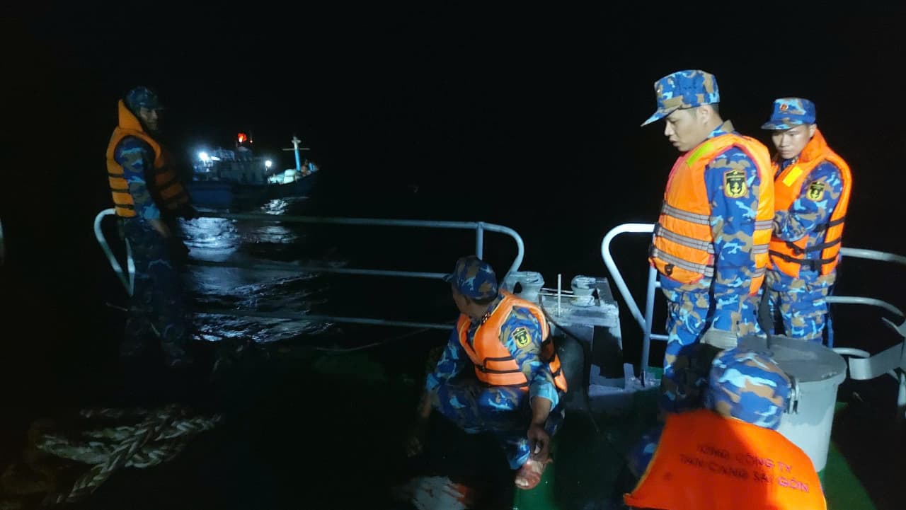 Tàu Trường Sa 10 cứu nạn thành công tàu cá Khánh Hòa