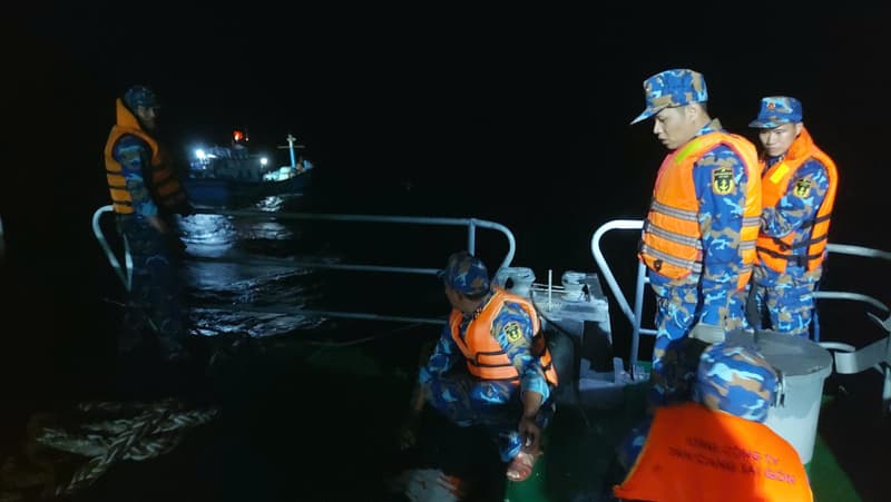 Tàu Trường Sa 10 cứu nạn thành công tàu cá Khánh Hòa