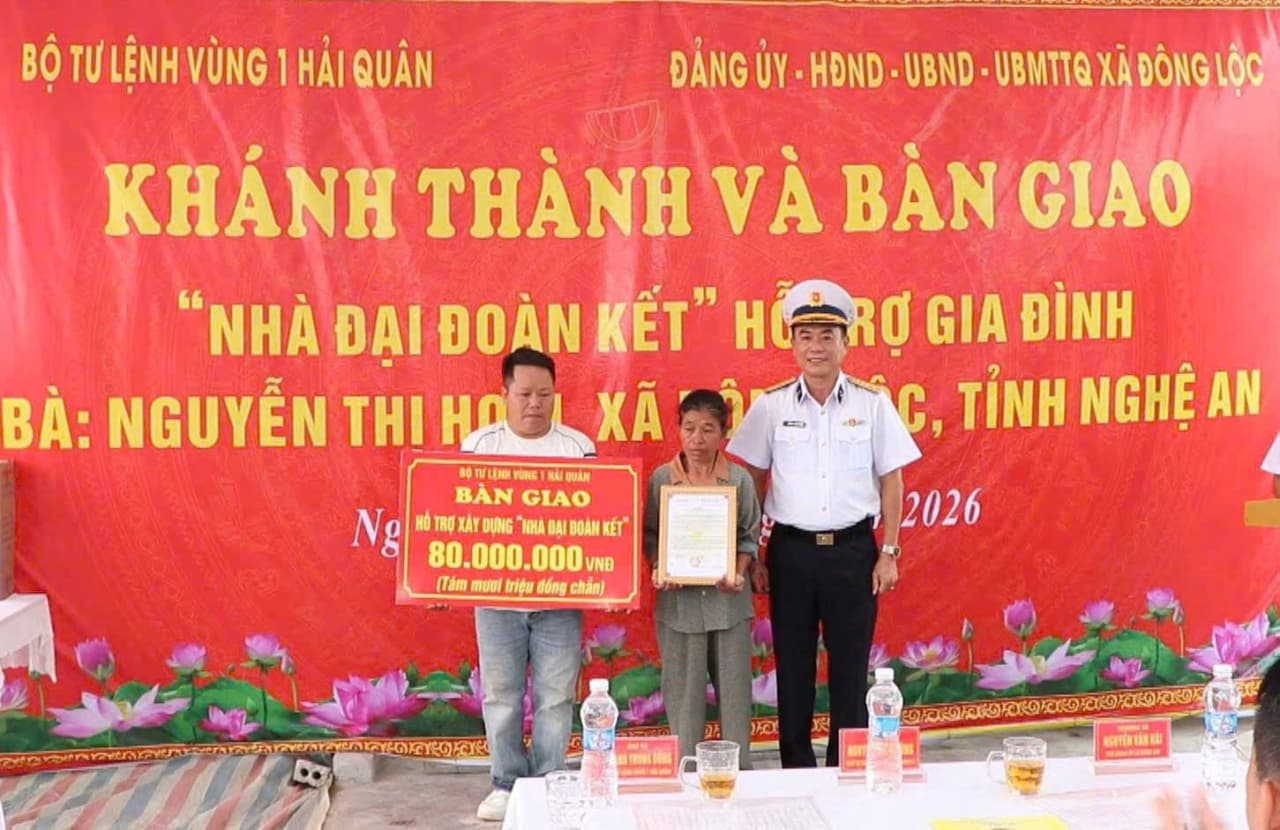 Bộ Tư lệnh Vùng 1 bàn giao nhà đại đoàn kết tại Nghệ An