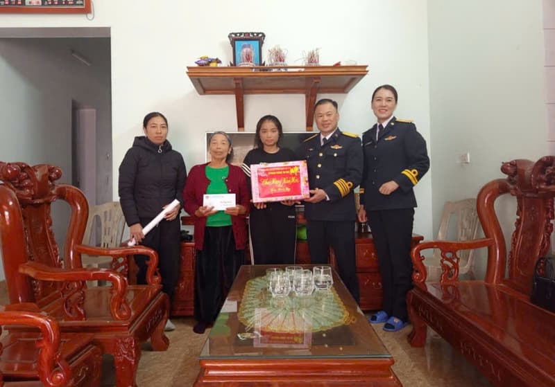 Lữ đoàn 602 tặng quà con ngư dân