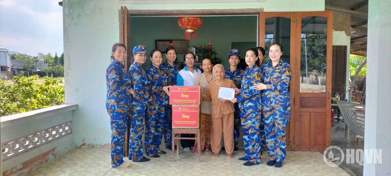 Hội phụ nữ Phòng Hậu cần - Kỹ thuật Vùng 4 tri ân, giúp đỡ gia đình chính sách