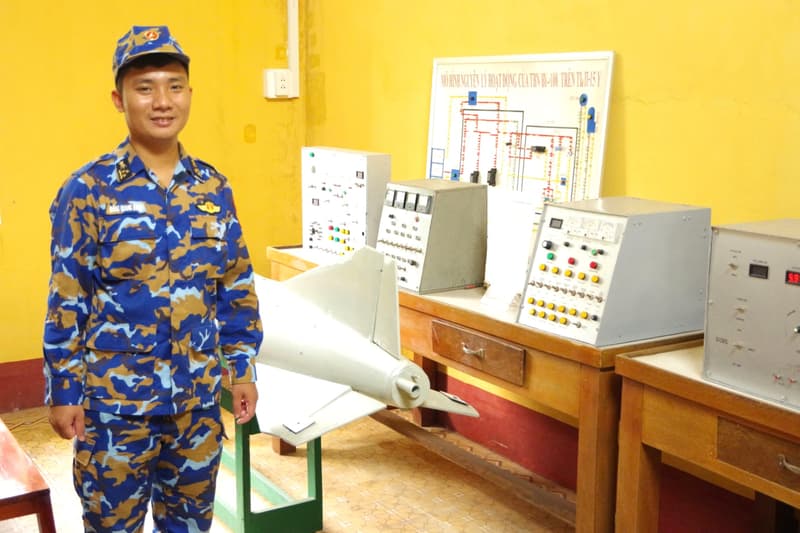 Sĩ quan trẻ truyền cảm hứng cống hiến