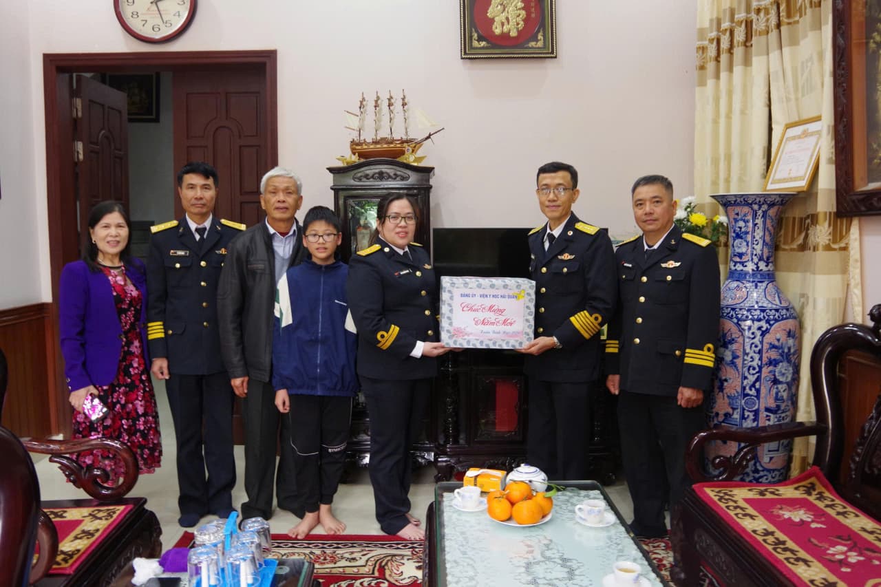 Viện Y học Hải quân tặng quà gia đình quân nhân đang công tác tại Trường Sa