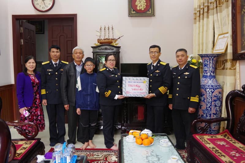 Viện Y học Hải quân tặng quà gia đình quân nhân đang công tác tại Trường Sa