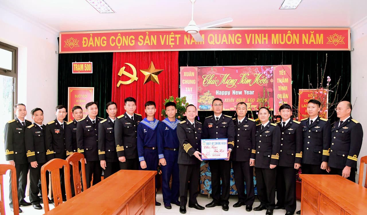Vùng 1 Hải quân thăm, chúc Tết phường Đồ Sơn và Trạm rađa 500