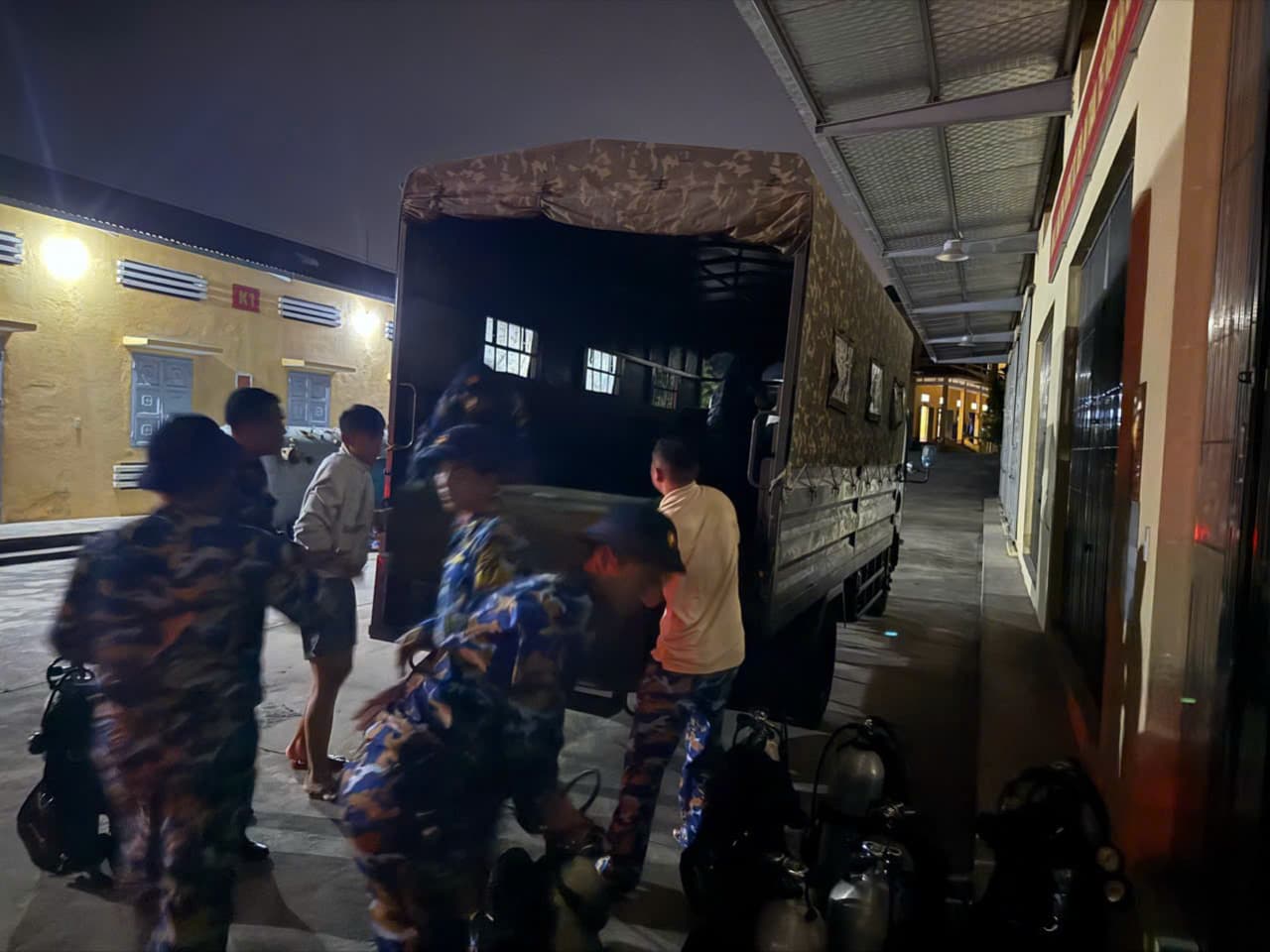 Đặc công Hải quân cơ động trong đêm tìm kiếm nạn nhân mất tích vụ lật tàu chở khách trên hồ Thác Bà