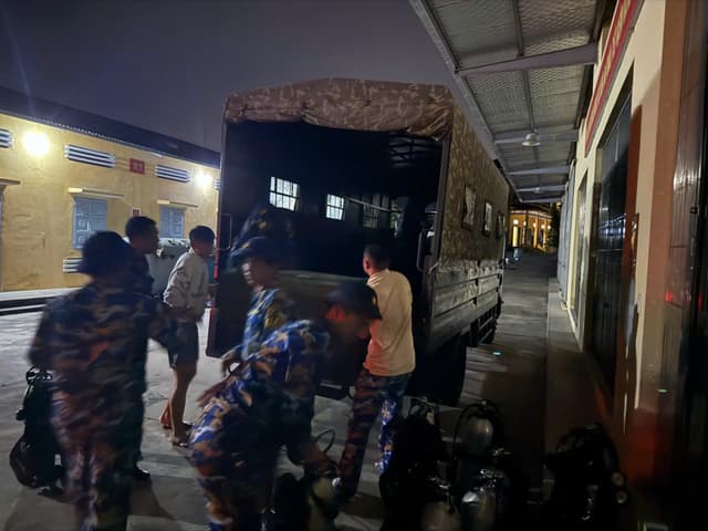 Đặc công Hải quân cơ động trong đêm tìm kiếm nạn nhân mất tích vụ lật tàu chở khách trên hồ Thác Bà