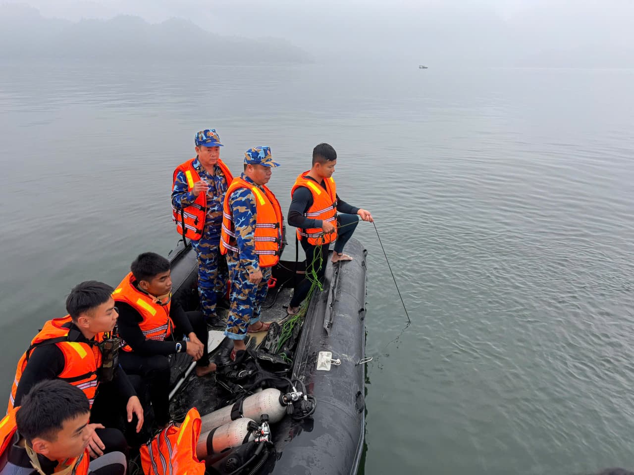Đặc công Hải quân cơ động trong đêm tìm kiếm nạn nhân mất tích vụ lật tàu chở khách trên hồ Thác Bà