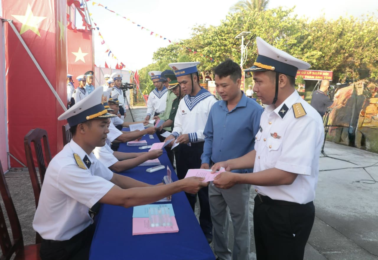 Hân hoan ngày hội bầu cử ở Trường Sa