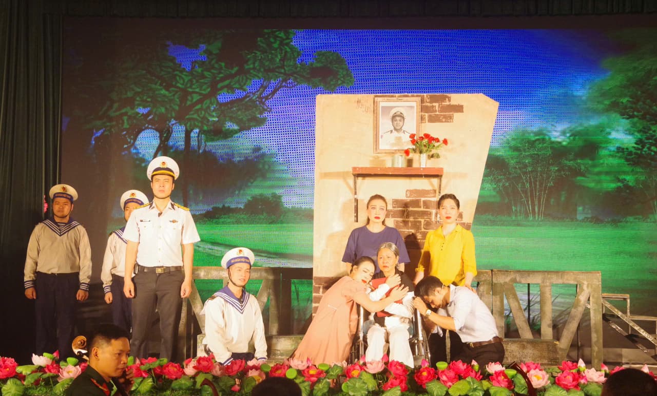 Nhà hát Chèo Quân đội biểu diễn tại Nhà máy X46