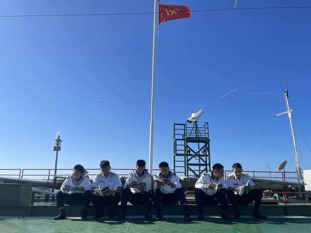 Sách với người lính biển