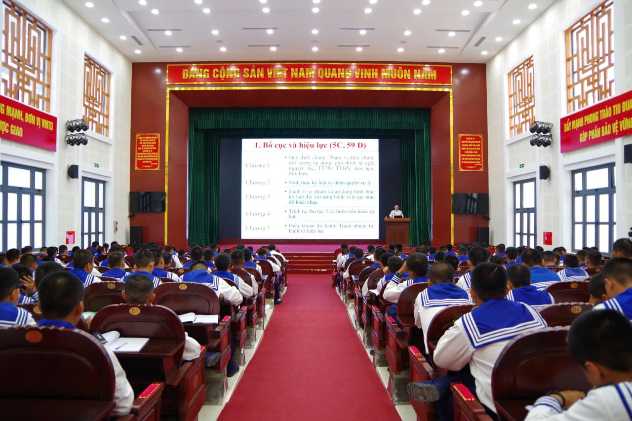 Lữ đoàn 957 phối hợp phổ biến, giáo dục pháp luật cho chiến sĩ mới năm 2026