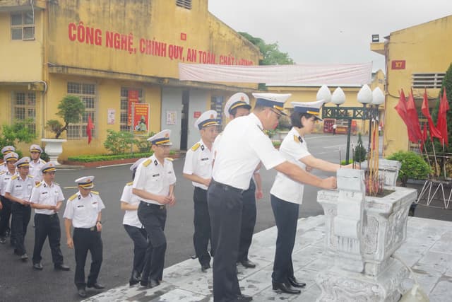 Dâng hương tại Bia Di tích “Bác Hồ về thăm Xưởng 46”
