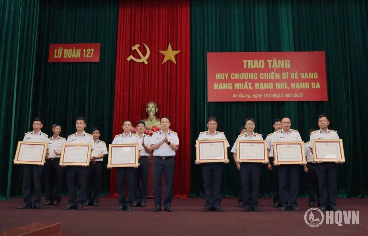 Lữ đoàn 127 trao tặng Huy chương Chiến sĩ vẻ vang