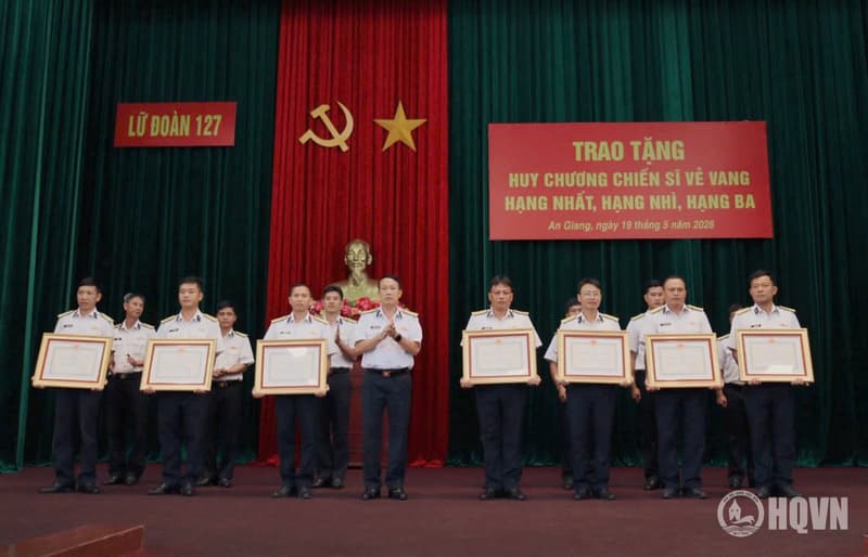 Lữ đoàn 127 trao tặng Huy chương Chiến sĩ vẻ vang