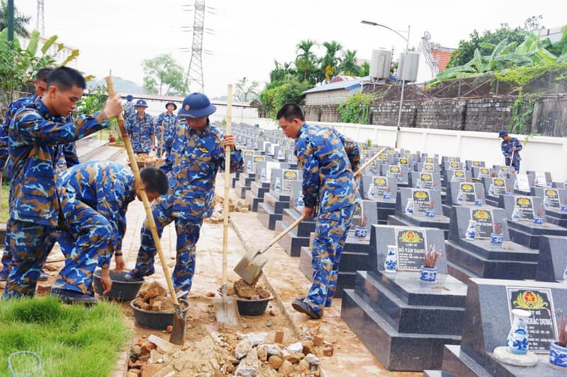 Đoàn viên thanh niên Tiểu đoàn 158 hỗ trợ chương trình xét nghiệm ADN xác định danh tính liệt sĩ