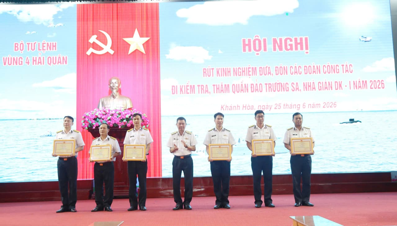 Vùng 4 rút kinh nghiệm công tác đưa, đón các đoàn đi thăm Trường Sa, Nhà giàn DKI