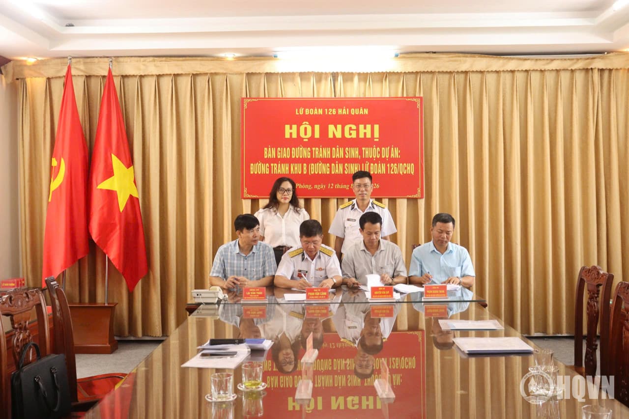 Lữ đoàn 126 bàn giao đường tránh dân sinh cho địa phương