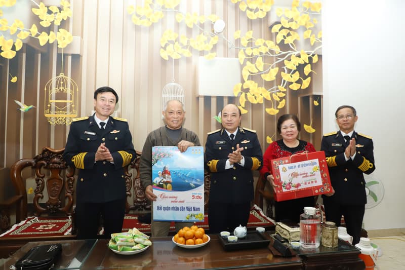 Phó Chính ủy Hải quân thăm, chúc Tết các gia đình quân nhân khu vực Hải Phòng