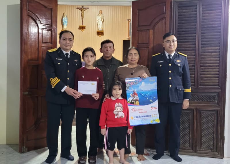 Lữ đoàn 126 thăm, tặng quà con ngư dân tại Nghệ An