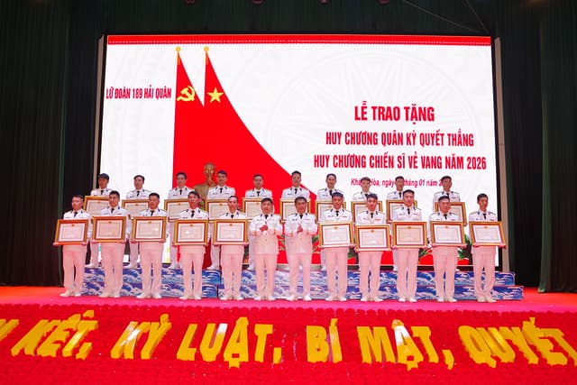 Lữ đoàn 189 trao tặng Huy chương Quân kỳ Quyết thắng, Huy chương Chiến sĩ vẻ vang năm 2026