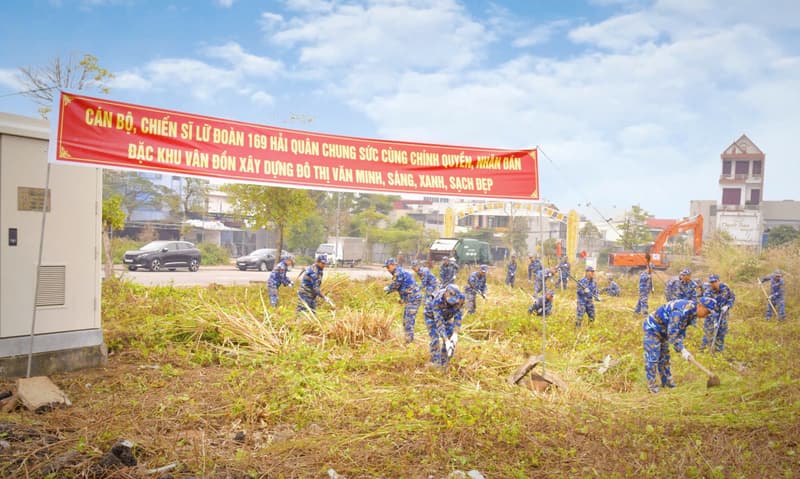 Lữ đoàn 169 tham gia vệ sinh môi trường trên địa bàn đặc khu Vân Đồn
