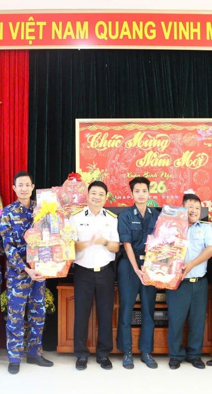 Chính ủy Vùng 4 Hải quân kiểm tra công tác sẵn sàng chiến đấu tại Trạm Rađa Hòn Tre nhân dịp Tết Nguyên đán