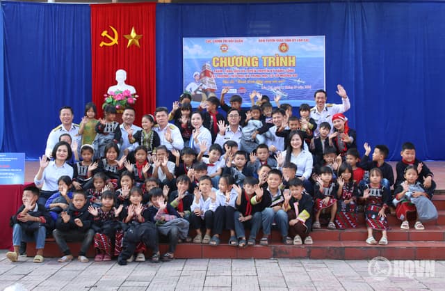 Cục Chính trị Hải quân trao tặng quà học sinh Trường Tiểu học và Trung học cơ sở Mường Bo