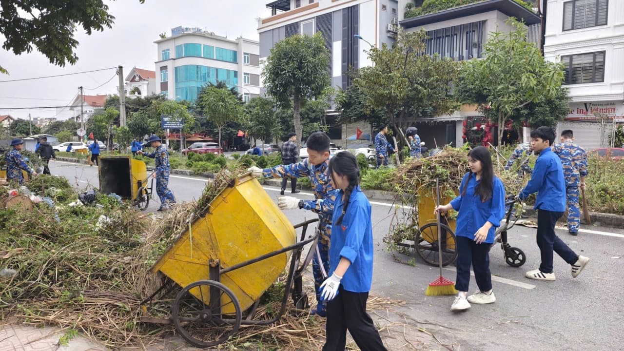 Lữ đoàn 602 tham gia lao động tình nguyện tại phường Hải An