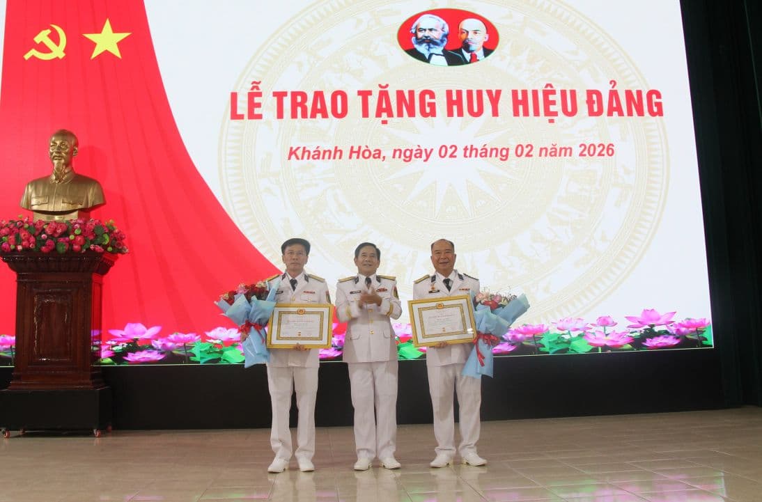 Đảng bộ Lữ đoàn 146 tổ chức Lễ trao Huy hiệu 30 năm tuổi Đảng