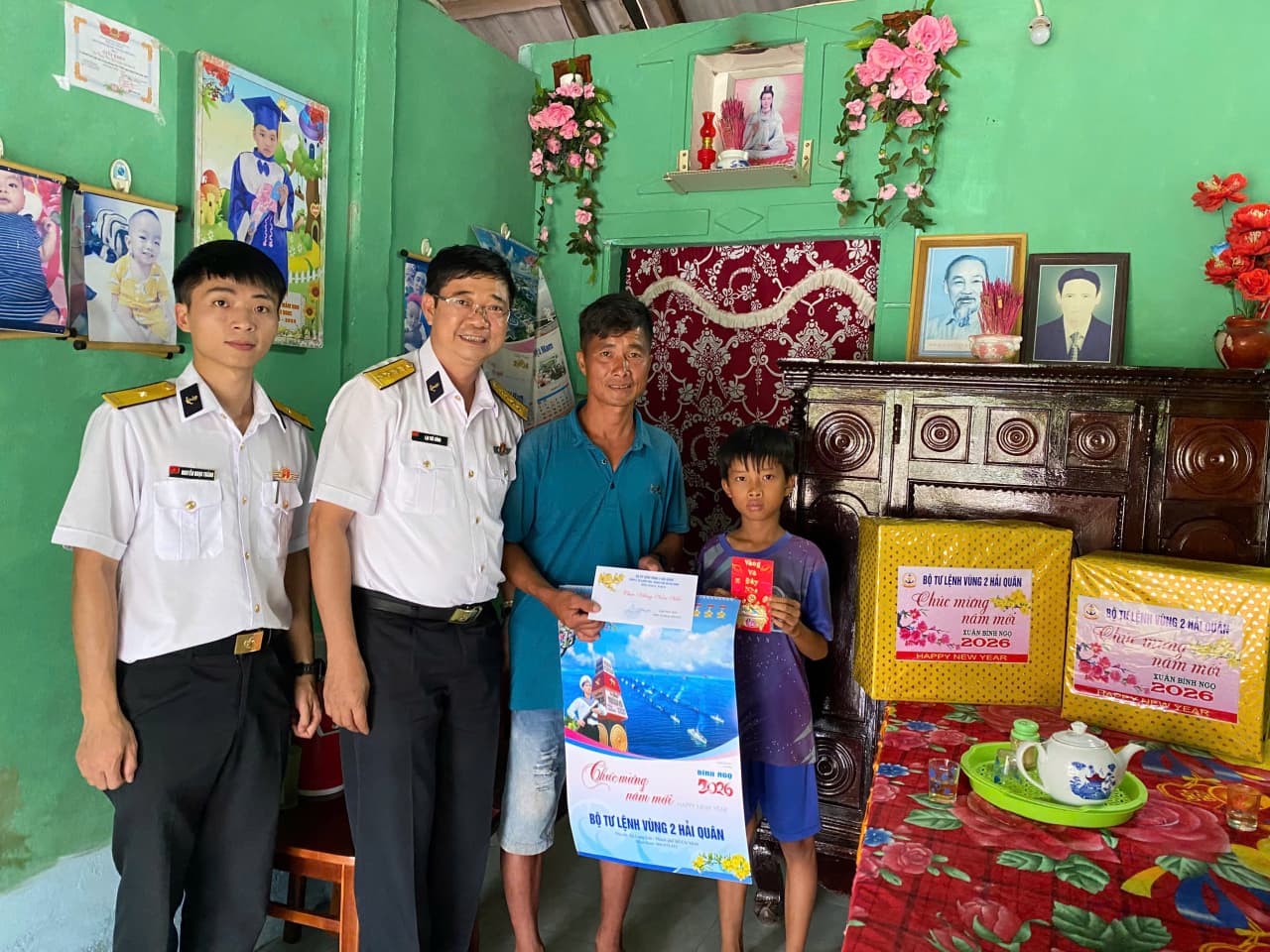 Vùng 2 Hải quân tặng quà con ngư dân