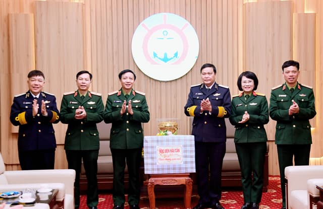 Đoàn công tác Học viện Hậu cần thăm, chúc Tết Vùng 1 Hải quân và nhân dân trên đảo Trà Bản