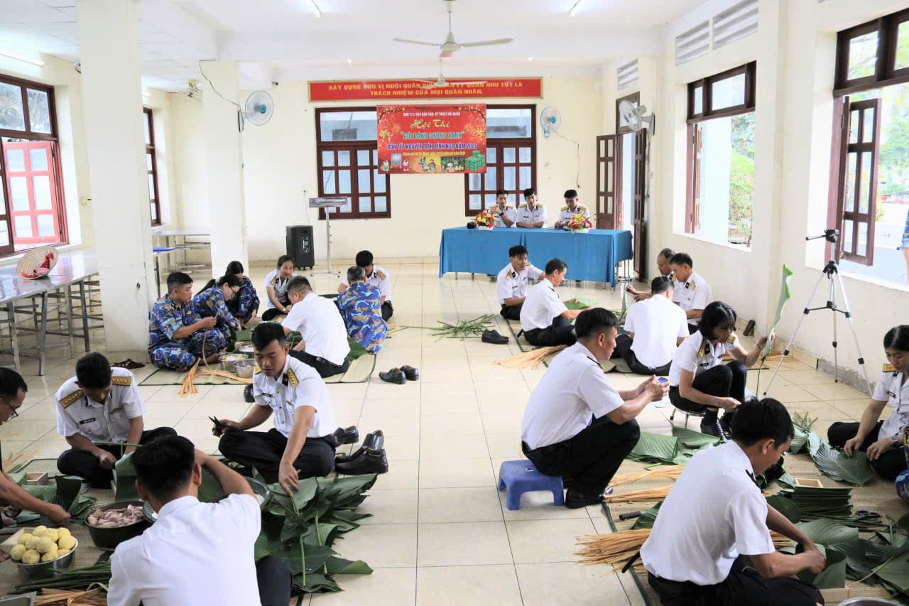 Kho 711 tổ chức Hội thi gói bánh chưng xanh