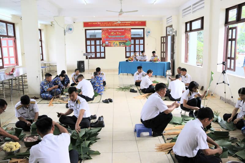 Kho 711 tổ chức Hội thi gói bánh chưng xanh