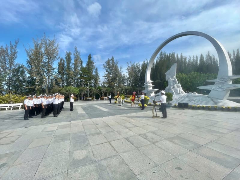 Lữ đoàn 162 tổ chức dâng hương, dâng hoa tưởng niệm các Anh hùng liệt sĩ