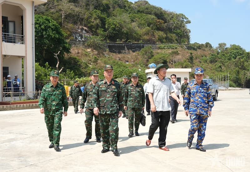 Bộ Quốc phòng kiểm tra tiến độ xây dựng công trình tại đảo Hòn Khoai