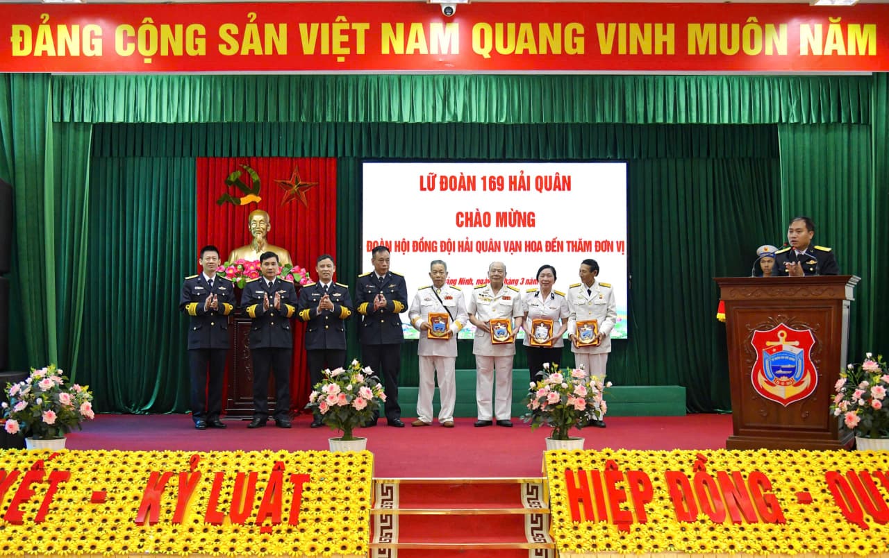 Lữ đoàn 169 đón đoàn Hội đồng đội Hải quân Vạn Hoa đến tham quan, giao lưu