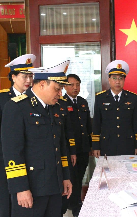 Chuẩn Đô đốc Đỗ Văn Yên kiểm tra công tác bầu cử tại Viện Y học Hải quân và Lữ đoàn 131