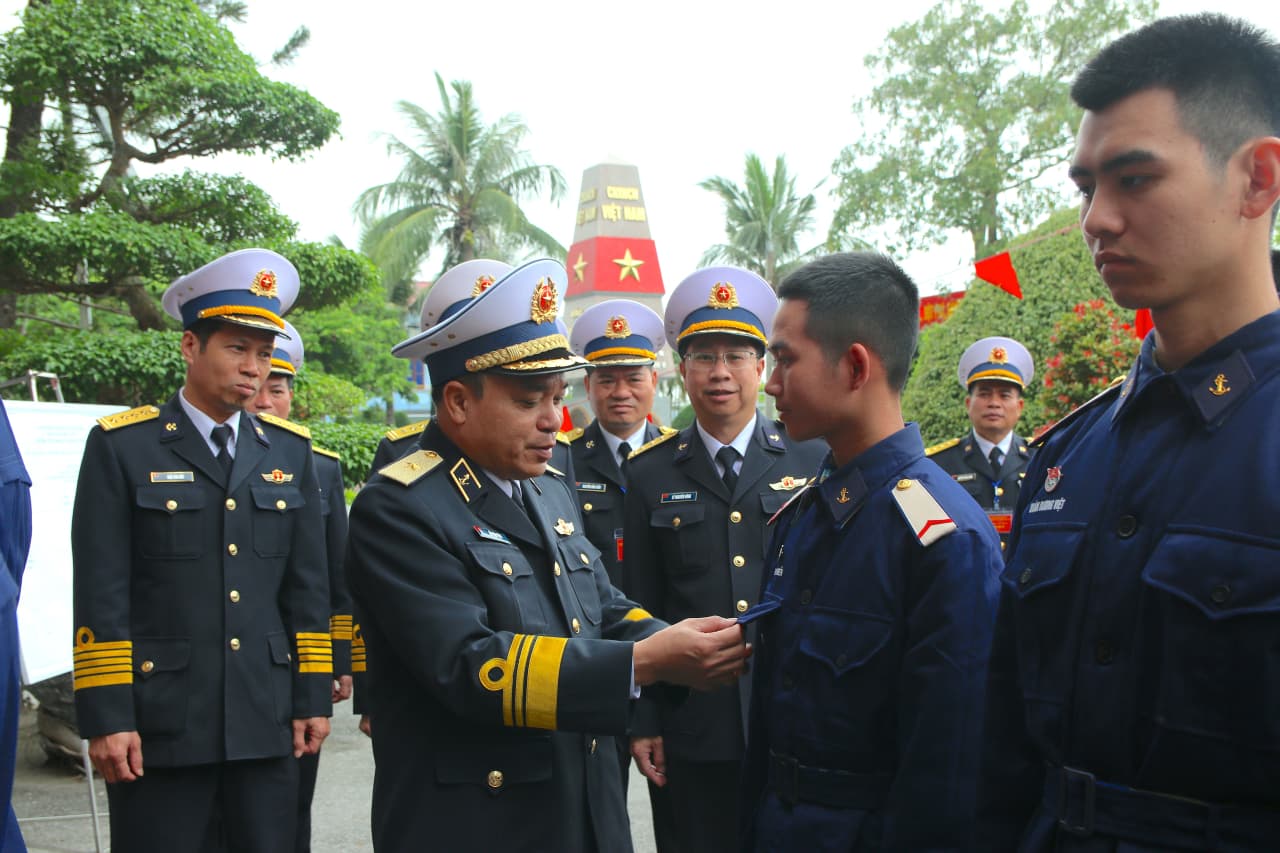 Chuẩn Đô đốc Đỗ Văn Yên kiểm tra công tác bầu cử tại Viện Y học Hải quân và Lữ đoàn 131