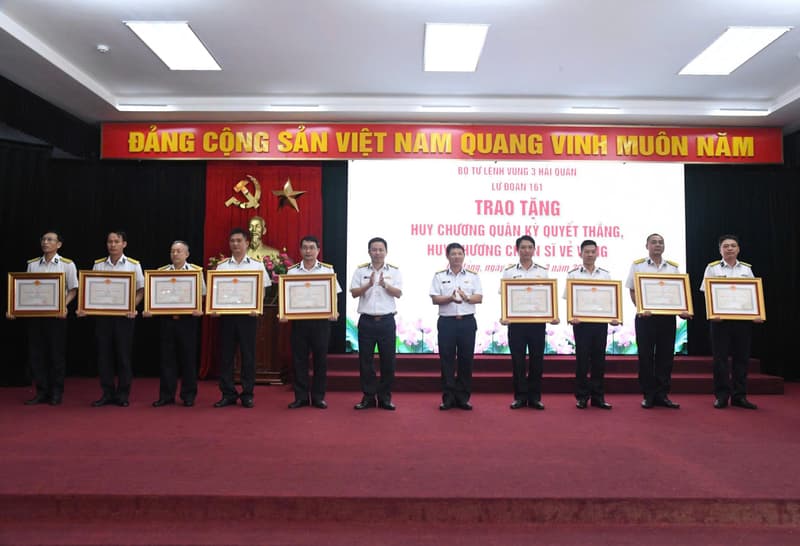 Lữ đoàn 161 trao tặng Huy chương Quân kỳ Quyết thắng và Huy chương Chiến sĩ vẻ vang