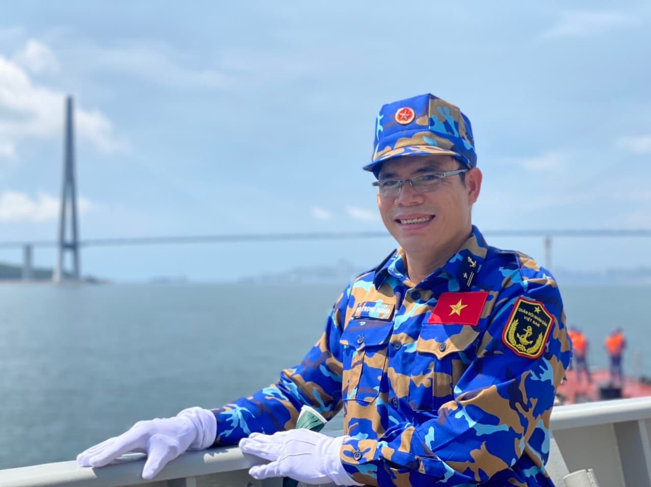 Sĩ quan Hải quân nhặt được của rơi trả lại tài sản cho du khách nước ngoài