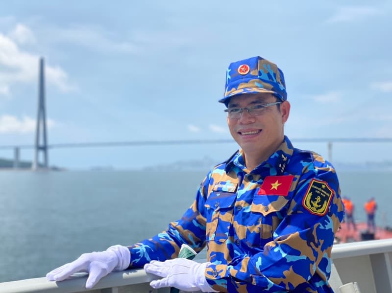 Sĩ quan Hải quân nhặt được của rơi trả lại tài sản cho du khách nước ngoài