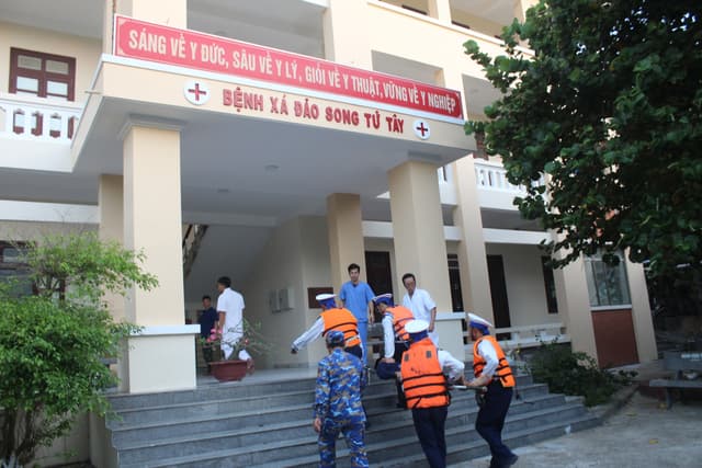 Bệnh xá đảo Song Tử Tây cứu chữa ngư dân bị tai nạn lao động