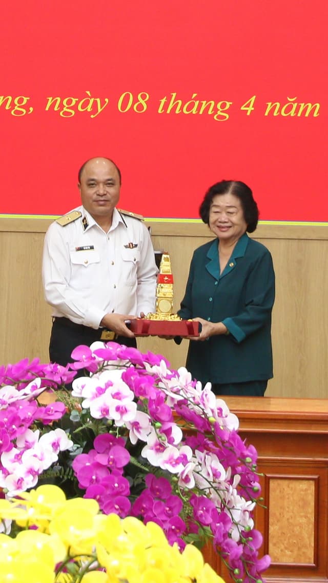 Gặp mặt trao đổi thông tin phối hợp hoạt động giữa Quân chủng Hải quân và Quỹ học bổng Vừ A Dính