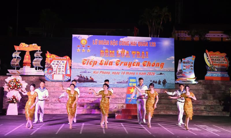 Đêm lửa trại "Tiếp lửa truyền thống" kỷ niệm 60 năm Ngày thành lập Lữ đoàn 126