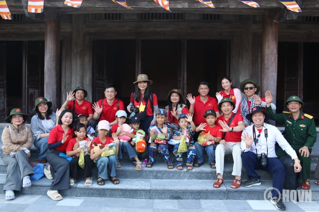 Đoàn công tác số 10: Nhịp cầu nối tình cảm kiều bào với biển đảo quê hương