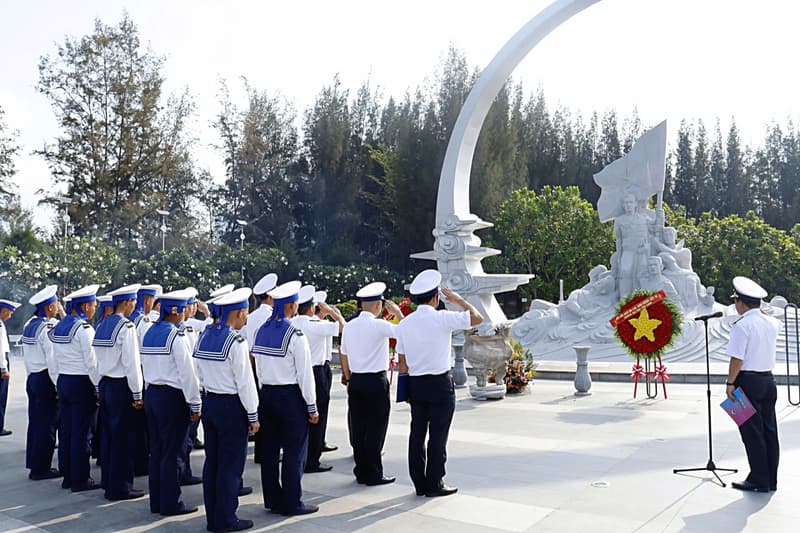 Trung đoàn 196 giáo dục truyền thống tại Khu tưởng niệm chiến sĩ Gạc Ma