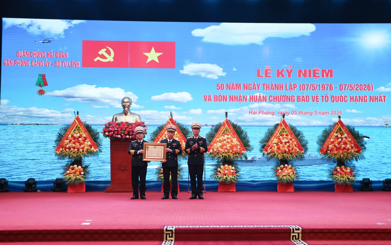 Văn phòng Đảng uỷ-Bộ Tư lệnh Hải quân đón nhận Huân chương Bảo vệ Tổ quốc hạng Nhất