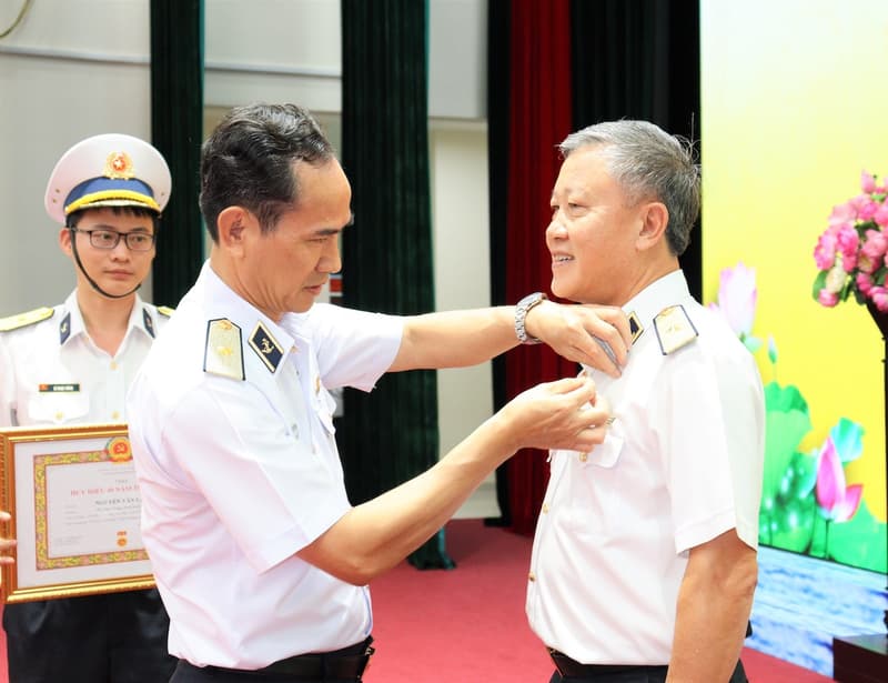 Đảng ủy Học viện Hải quân: Lễ trao tặng Huy hiệu 40 năm tuổi Đảng