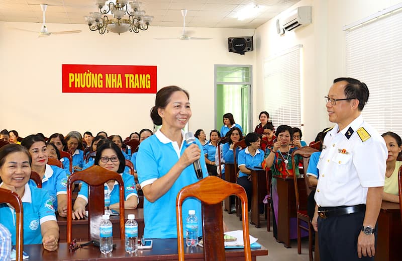 Lan tỏa tình yêu biển đảo Việt Nam đến hội phụ nữ phường Nha Trang